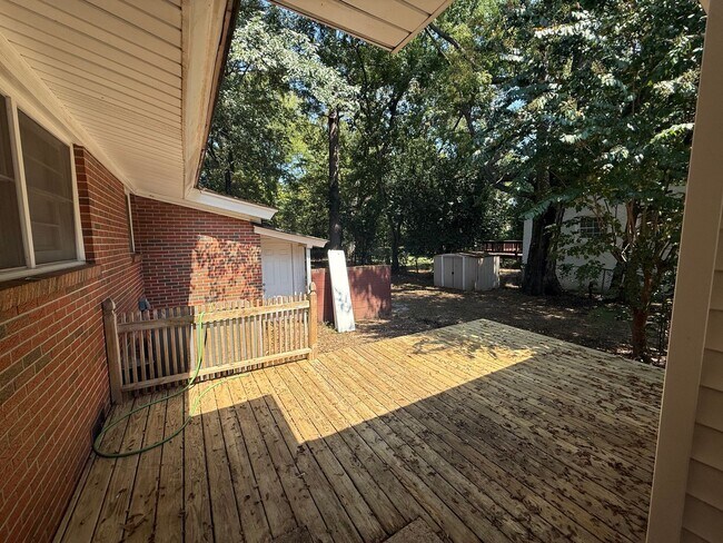 Foto del edificio - ** 3 Bed 2 Bath located off Perry Hill rd ...