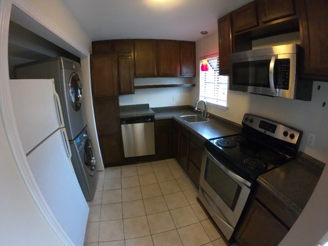 Building Photo - 404 Manuel Dr