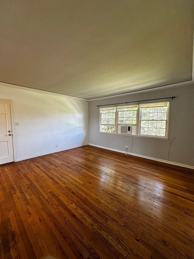 Building Photo - 507 E Maple St