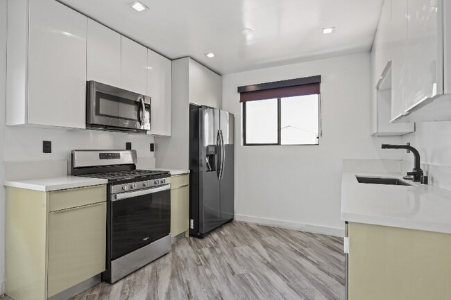 Foto del edificio - 5667 La Mirada Ave