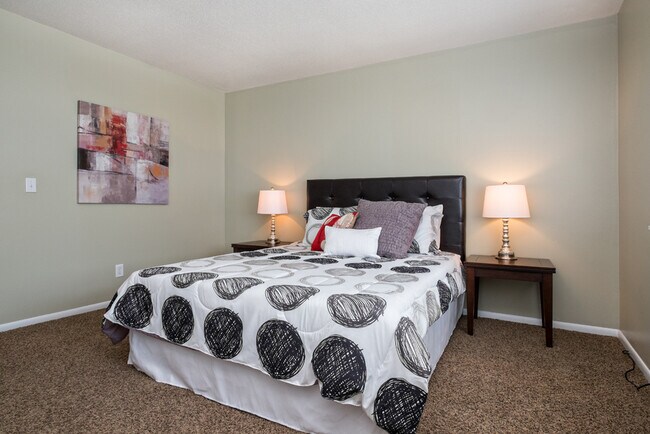 Building Photo - Matterhorn Townhomes
