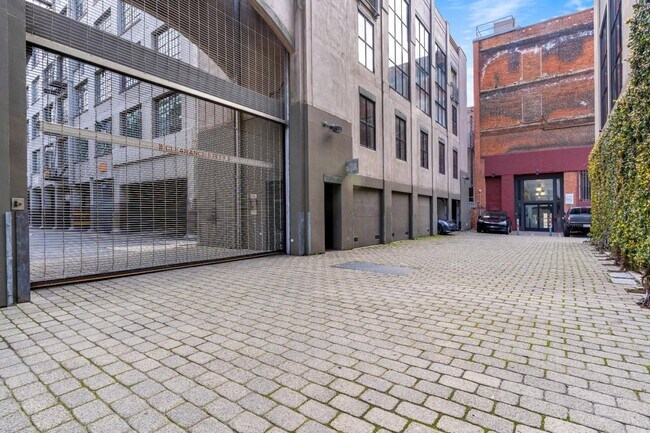 Building Photo - 657 3rd St