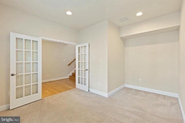 Building Photo - 16 Meridian Ln