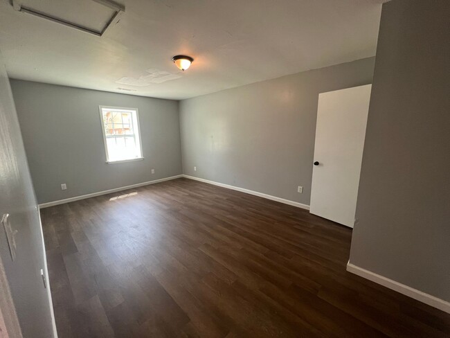 Building Photo - 4 bedroom 1 bathroom home in University Manor