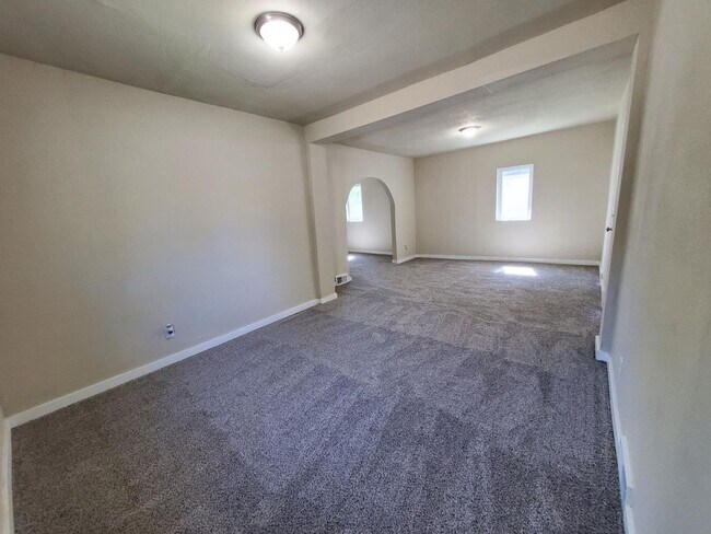 Foto del edificio - 4-Bedroom, 2-Bath Home Near Drake University - Fenced Backyard