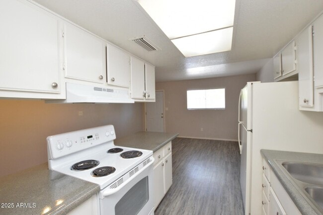 Building Photo - 3004 E Waltann Ln