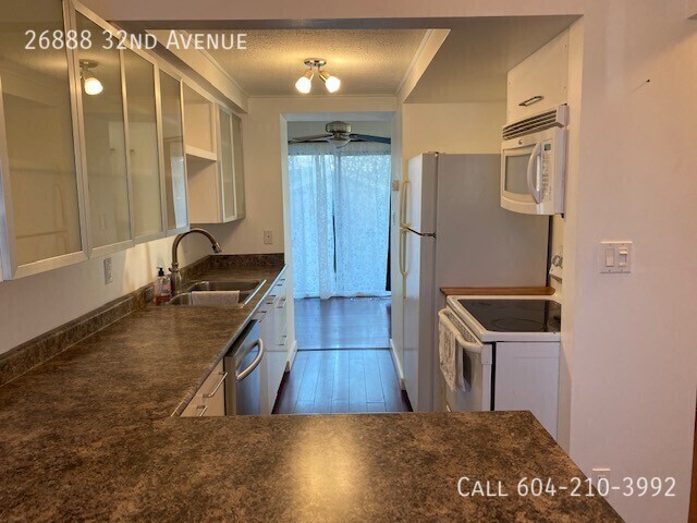 Building Photo - Corner Unit w/ Fenced Yard & Pet Friendly!