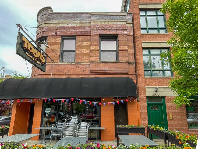 Building Photo - 3857 N Southport Ave