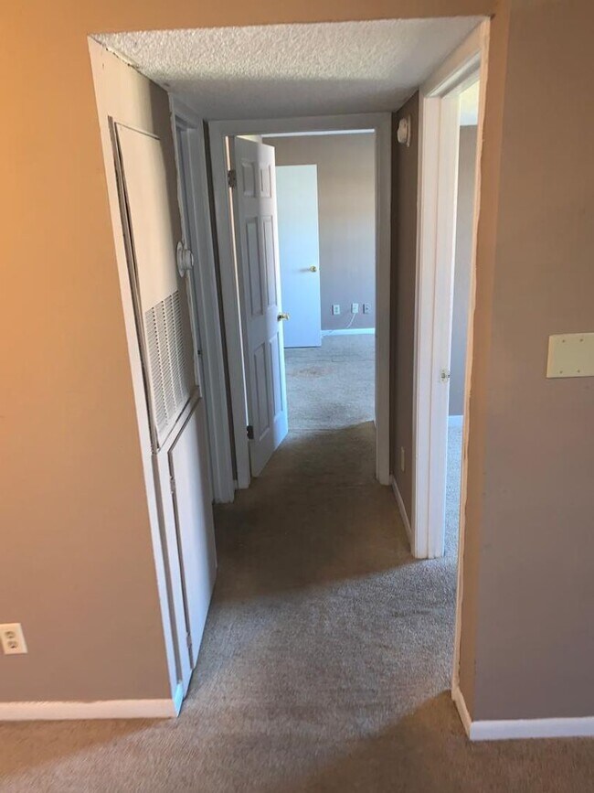 Foto del edificio - Excellent 2 bed / 1 bath within Regency Ga...