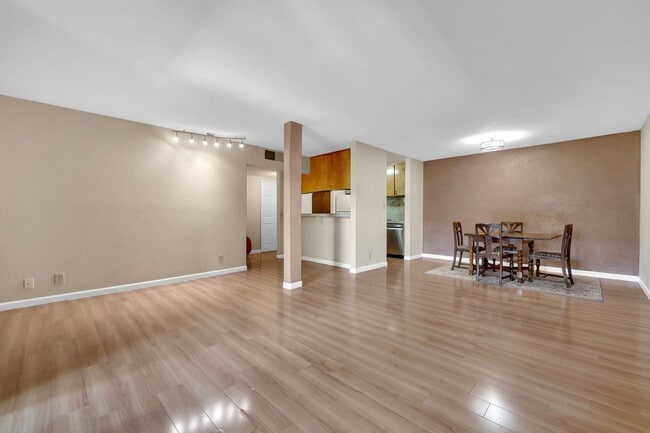 Building Photo - Large 2-bedroom, 2 bath condo ready for mo...