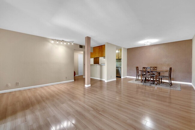 Foto del edificio - Large 2-bedroom, 2 bath condo ready for mo...