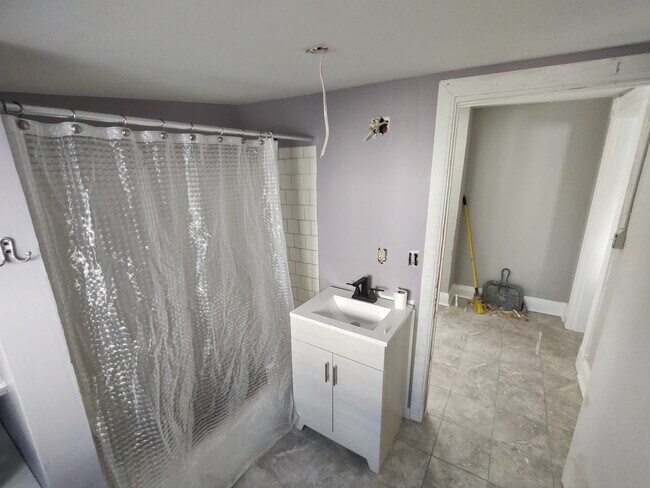 Baño: Lavabo nuevo, lámparas, estantes, espejo. - 208 E 9th St