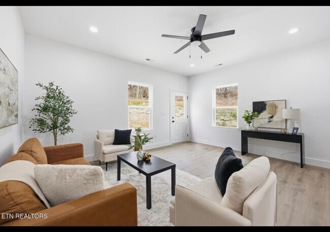 Building Photo - 3431 Garden Dr