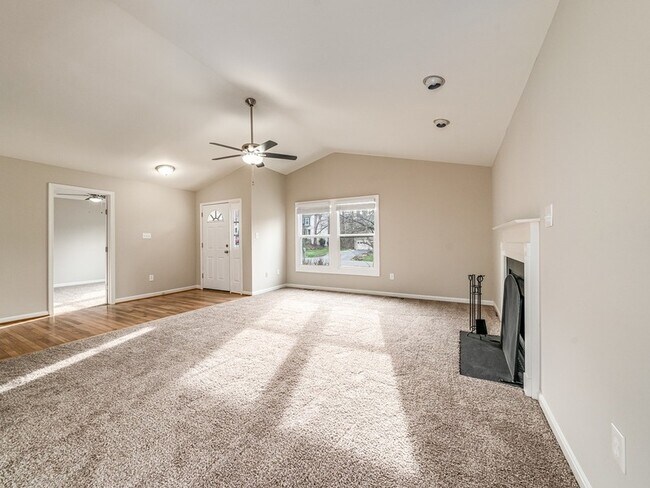 Building Photo - 6501 Royal Oaks Dr