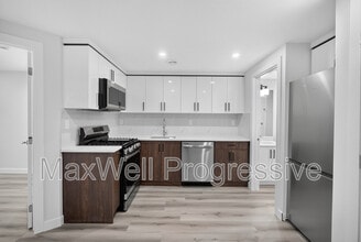 Building Photo - 10821-10112 112 St NW