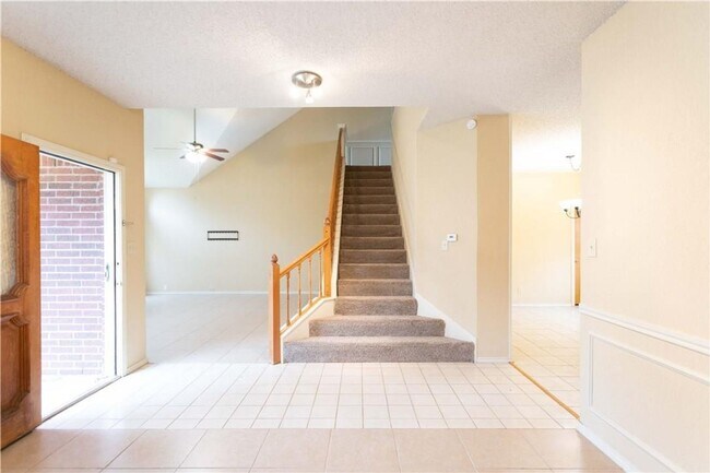 Foto del edificio - Four bedroom home in a nice location. Well...