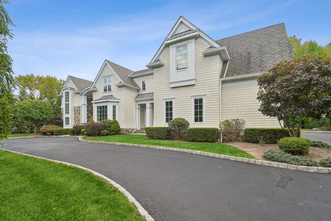 Building Photo - 124 Essex Dr