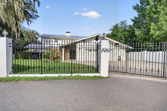 Foto del edificio - 414 Somerset Dr