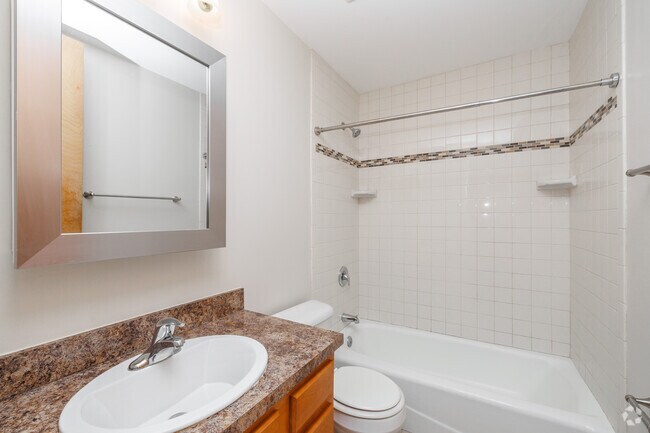2 habitaciones, 1 baño - 750 pies cuadrados - Baño - South Bay Apartments