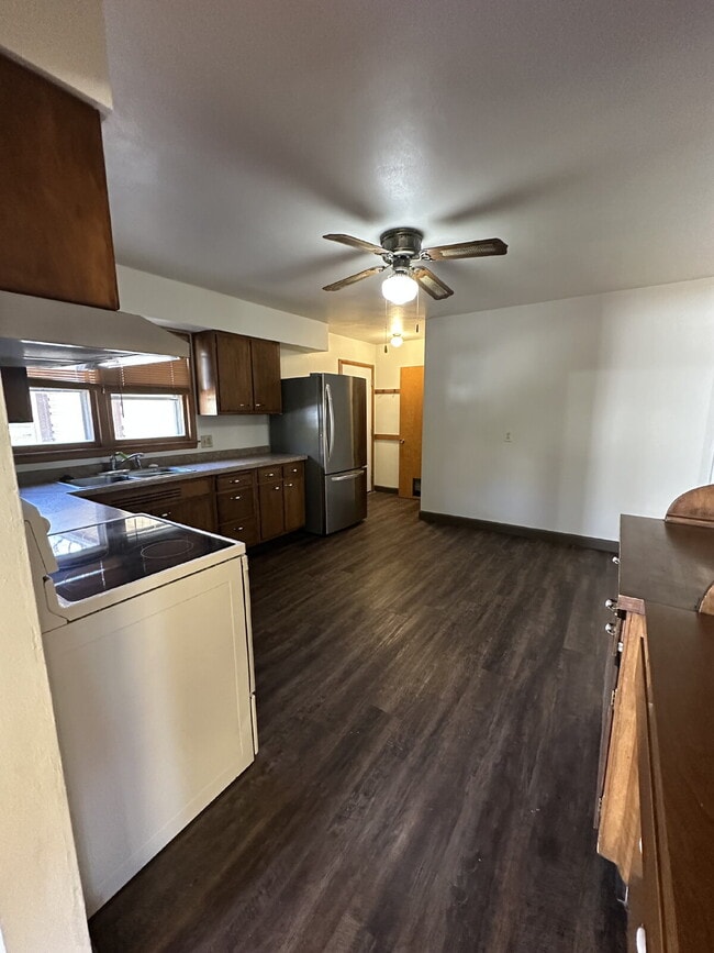 Building Photo - 1112 E Memorial Dr