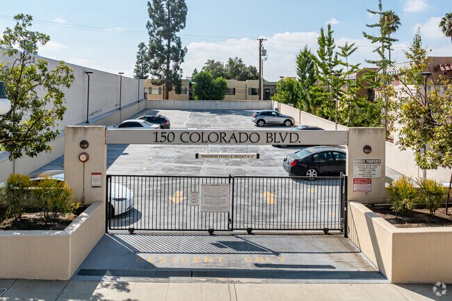 Estructura de estacionamiento - Oak Park Apartments