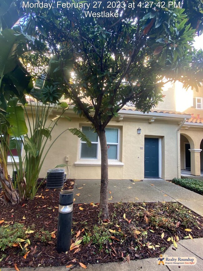 Foto del edificio - Pristine Condo with New Carpet and Dual Master Suites