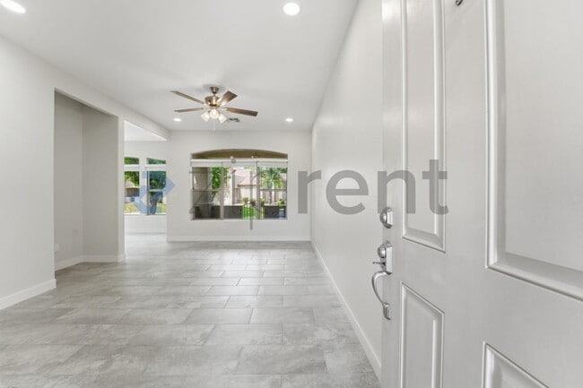 Building Photo - 2600 E Springfield Pl