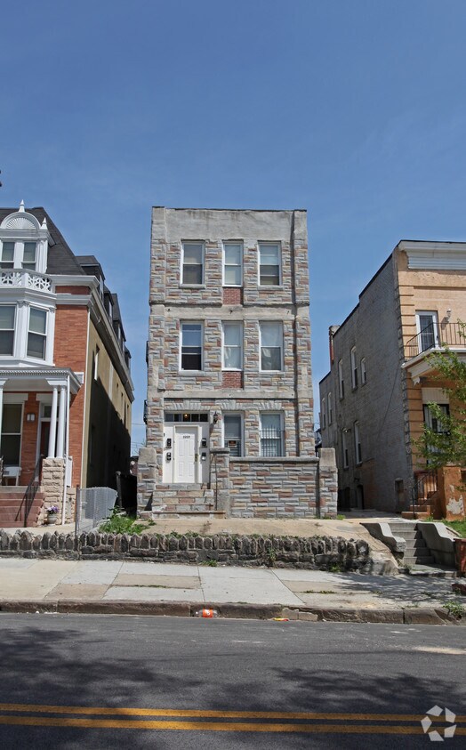 Building Photo - 2227 Linden Ave