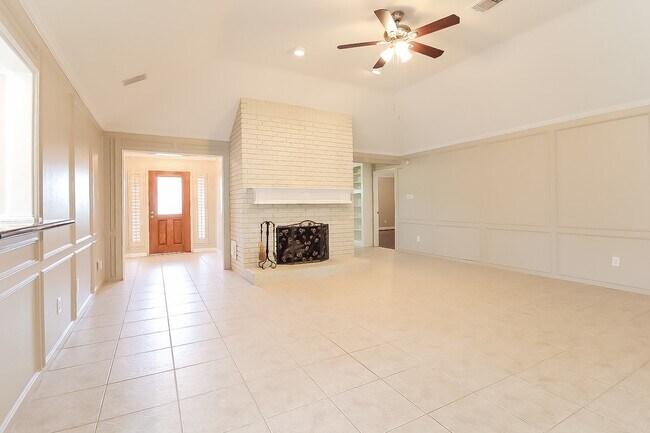 Building Photo - 2303 Prestwick Dr