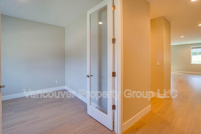 Building Photo - 9333 N Incline Dr