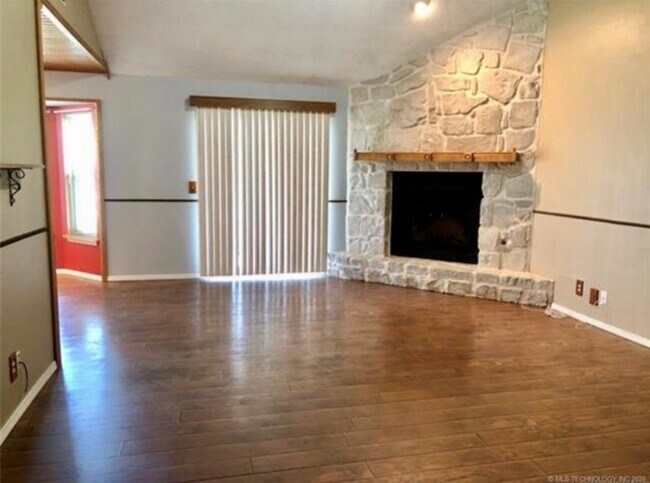 Foto del edificio - 5444 Woodland Rd