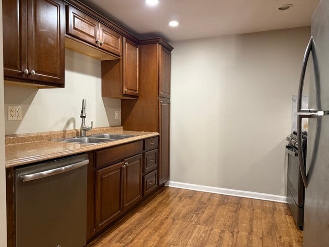 Foto del edificio - 154 E Bailey Rd