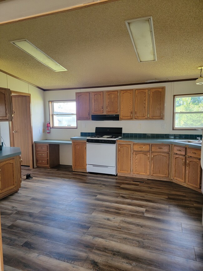 Kitchen - 235 16th Ave NW