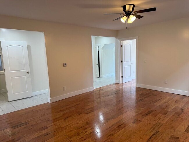 Building Photo - Great 1st Floor Duplex in Squirrel Hill! Available NOW!