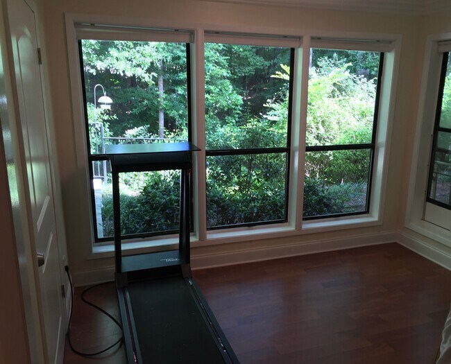 Building Photo - 1009 Dunbar Dr