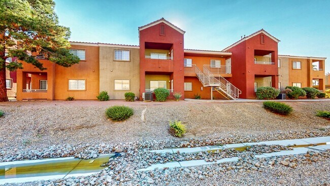 Foto del edificio - 2 bedroom 2 full bath condo in gated commu...
