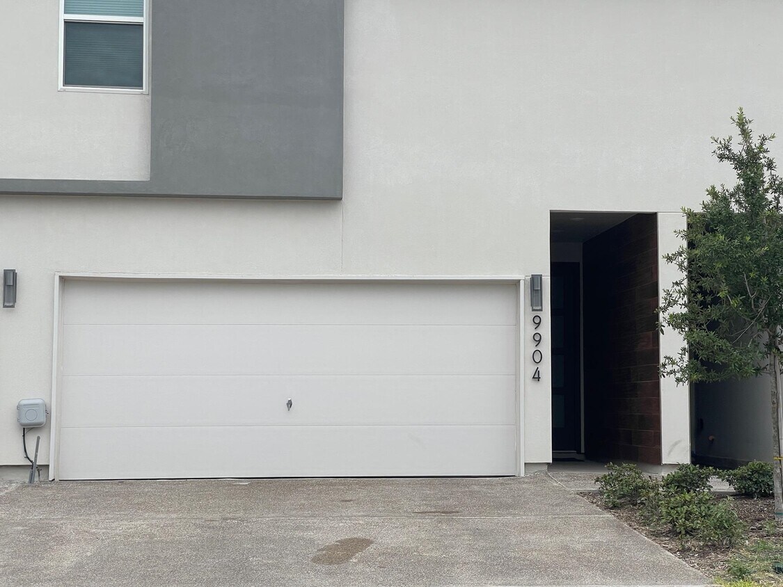 Primary Photo - 9904 Bijan Dr