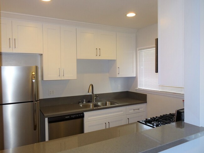 Building Photo - 624 N Hayworth Ave