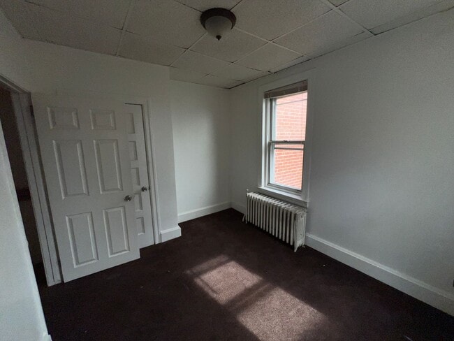 Building Photo - Classic 3 Bedroom Home on Charming Residen...