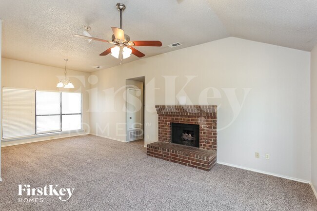Foto del edificio - 2321 Lakeshore Ln