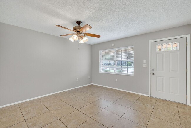 Foto del edificio - 3 Bedroom Home in Tavares – Available Now!