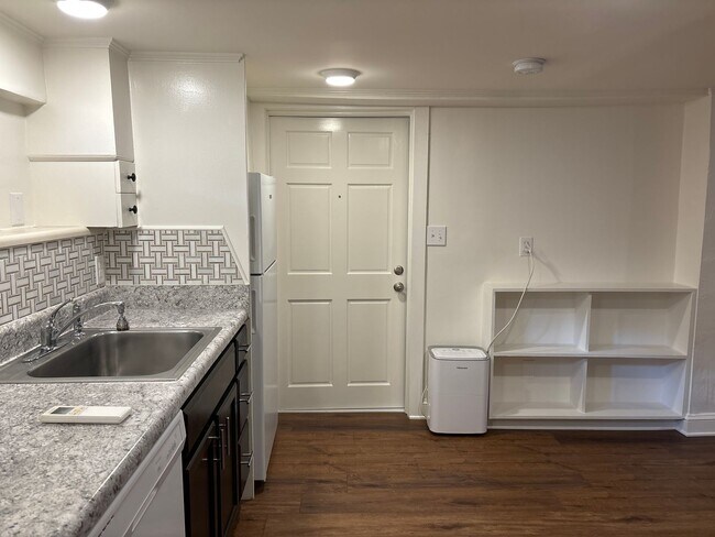Foto del edificio - 1 Bedroom Lower Level Unit - Water Included!