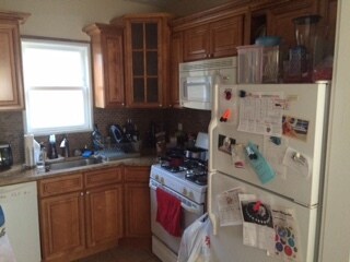 Building Photo - 208 Willow St