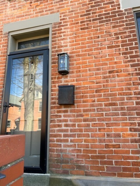 Entrada - 179 E Kossuth St