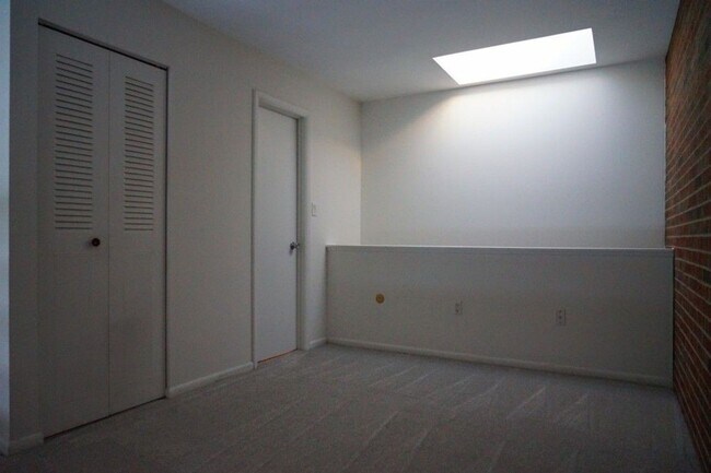 Foto del edificio - Immaculate 2 bedroom Loft Style Condo avai...