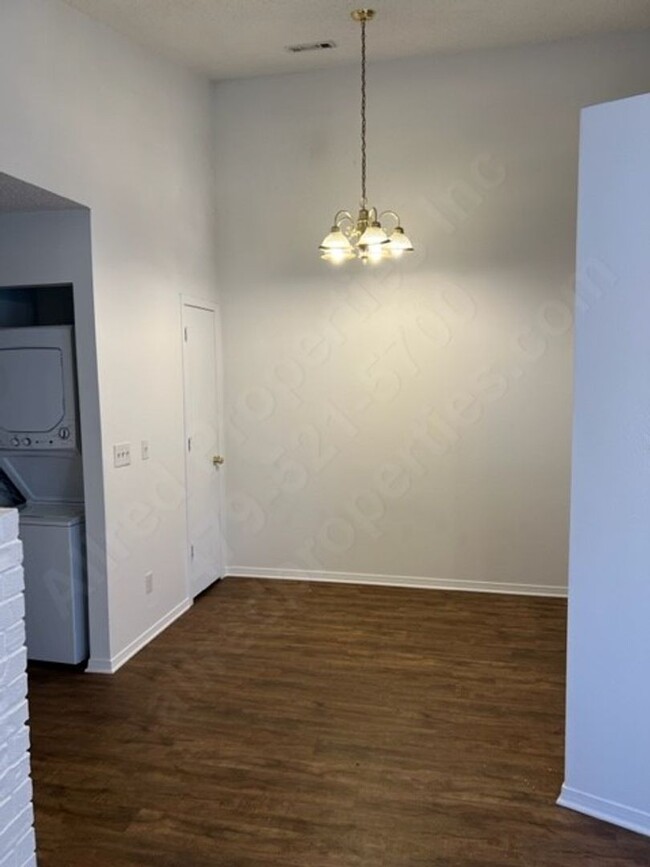 Building Photo - Cozy 2 bedroom, 1.5 bath, 1 car garage. La...