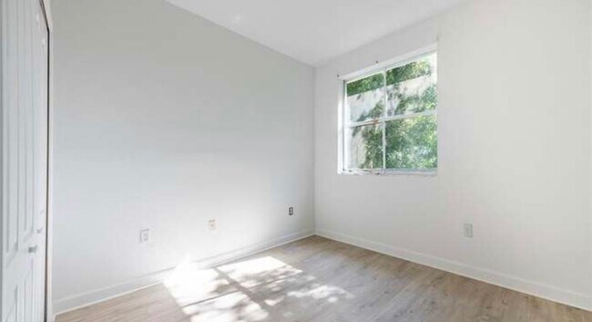 Building Photo - 2731 SE 17th Ave