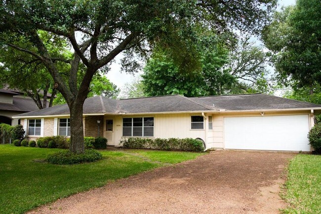 Foto del edificio - 1329 Voss Rd