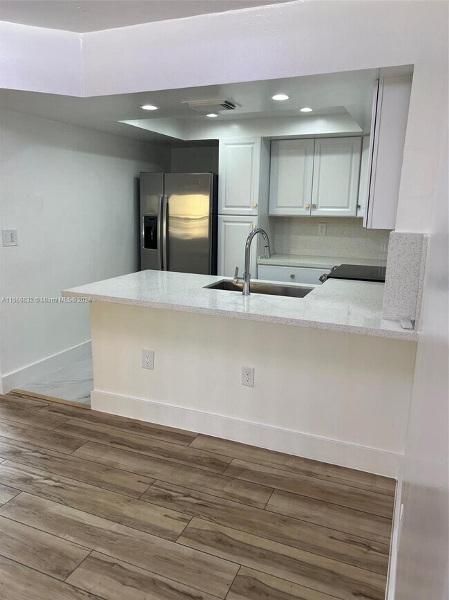 Foto del edificio - 10895 NW 7th St