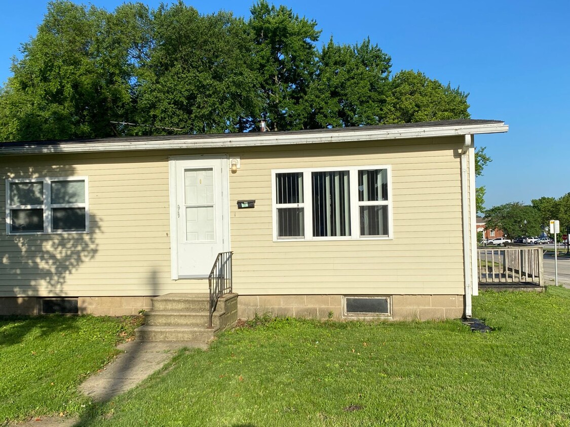Primary Photo - 202 4th St SE